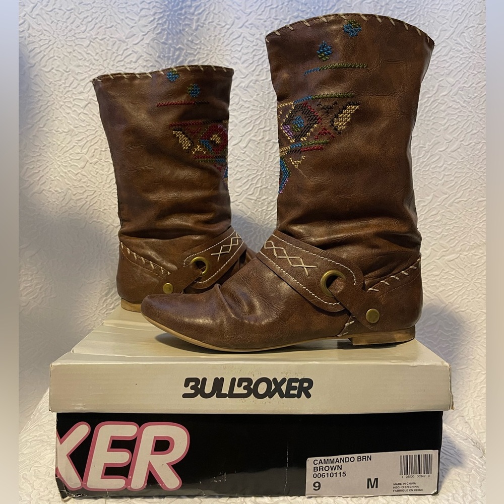 Bullboxer women’s brown flat boots with embroidery western / southwest